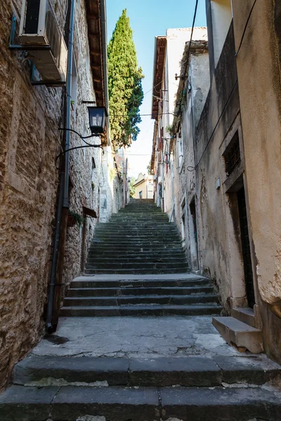 Rua estreita e escada em Pula, Croartia — Fotografia de Stock