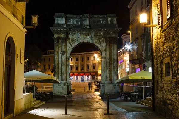 Golden gate (łuk Sergiusza) w puli w nocy, Chorwacja — Zdjęcie stockowe