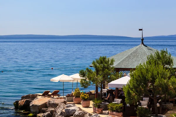opati plaj restoran güneş şemsiyesi altında iki şezlong