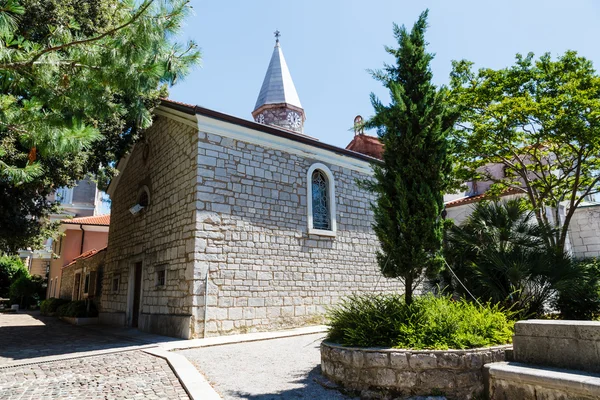 オパティヤ、クヴァルネル、クロアチアのリゾートに小さな教会 — ストック写真