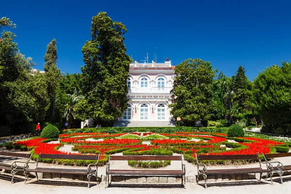 Villa angiolina bir giriş, daha önce bir güzel flowerbed ile o