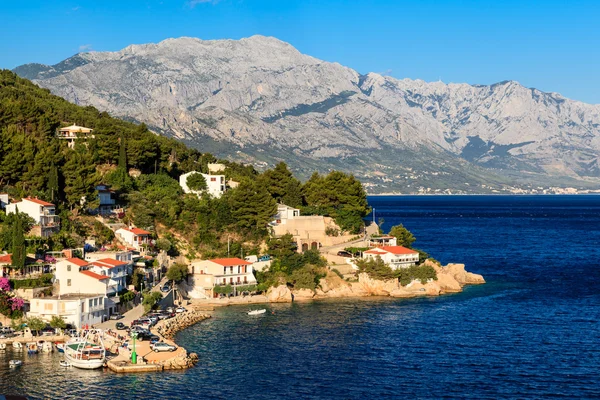 Hermosa playa adriática y laguna con agua azul cerca de Split , — Foto de Stock