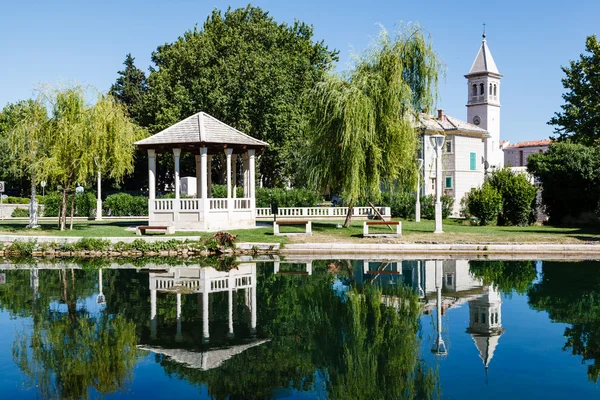 Живописный пейзаж, церковь, павильон, река и ива, Солин — стоковое фото