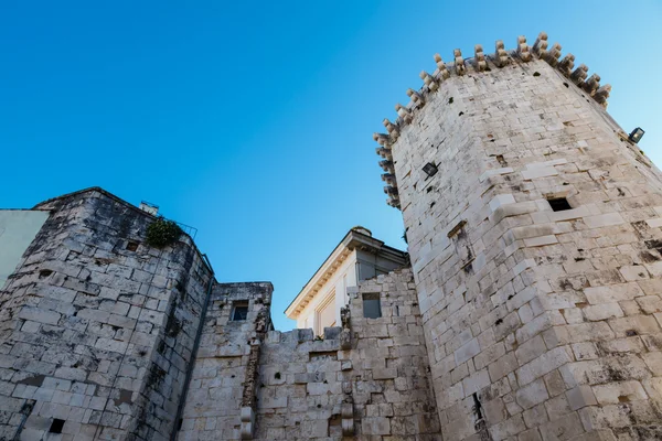 Müstahkem duvarları ve kuleler Split, Hırvatistan — Stok fotoğraf