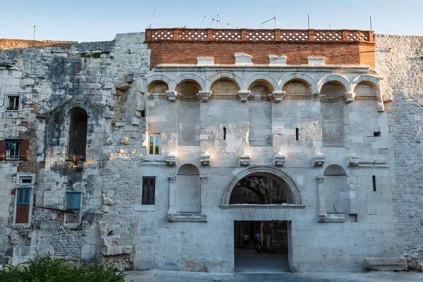 Portão de Ouro no Palácio Diocleciano em Split, Croácia — Fotografia de Stock