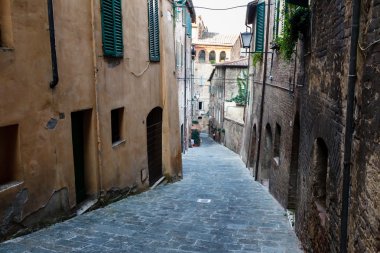 Ortaçağ şehri, Siena, tusca eski binalar ile dar sokak