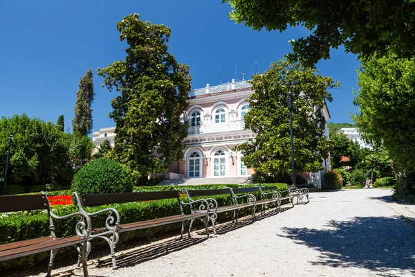 Villa Angiolina con un hermoso parterre antes de una entrada, O —  Fotos de Stock