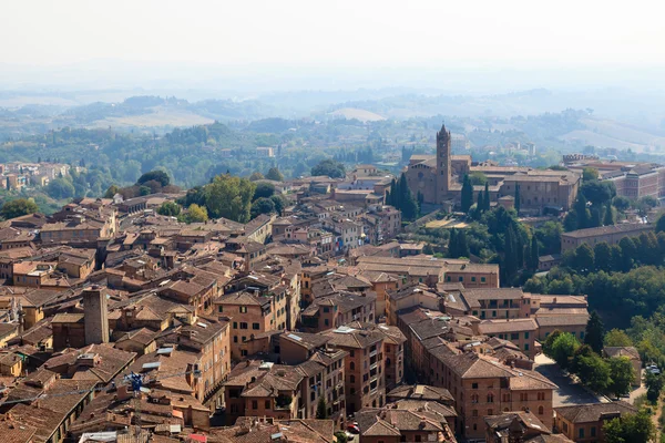 Luchtfoto op de stad siena en de nabijgelegen heuvels, Toscane, ital — Stockfoto