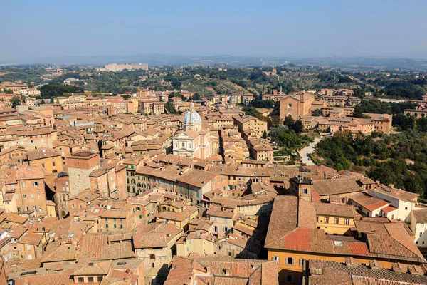 Vista aérea sobre tejados y casas de Siena, Toscana, Italia —  Fotos de Stock