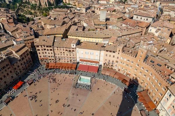 Luftaufnahme auf der Piazza del Campo, dem zentralen Platz von Siena, in der Toskana — Stockfoto