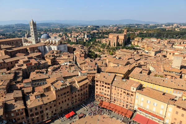 Luftaufnahme auf der Piazza del Campo, dem zentralen Platz von Siena, in der Toskana — Stockfoto