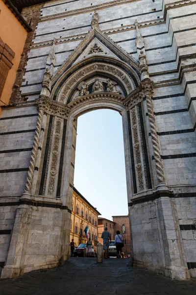 Enorme puerta a la Plaza con Catedral de Siena, Toscana, Italia —  Fotos de Stock