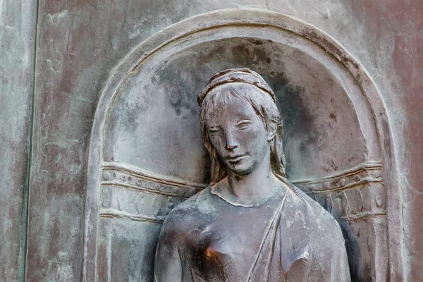 Reliëf van hoofd van de vrouw in siena, Toscane, Italië — Stockfoto