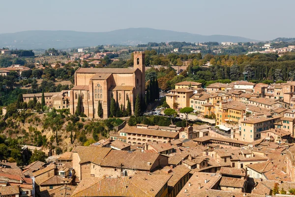 Widok z lotu ptaka na dachach budynków i domów siena, Toskania, Włochy — Zdjęcie stockowe