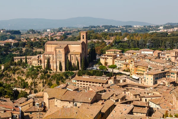 A légi felvétel a háztetőkre és a házak, Siena, Toscana, Olaszország — Stock Fotó