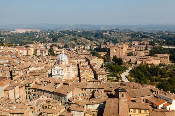 Vista aérea sobre tejados y casas de Siena, Toscana, Italia — Foto de Stock