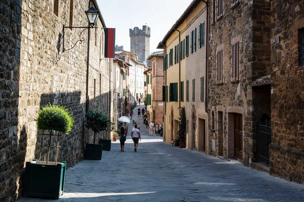 Görbe utca és a középkori vár Montalcino, Toszkána, Olaszország — Stock Fotó