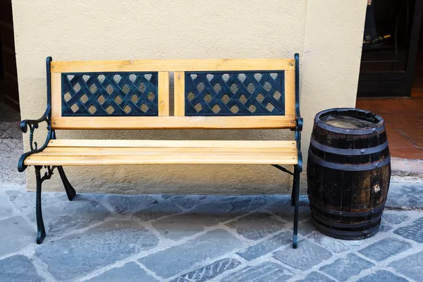 Panca in legno e botte di vino a Montalcino, Toscana, Italia — Foto Stock