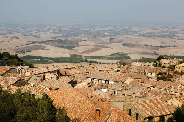 Vista de los tejados y el paisaje de una pequeña ciudad Montalcino in Tu — Foto de Stock