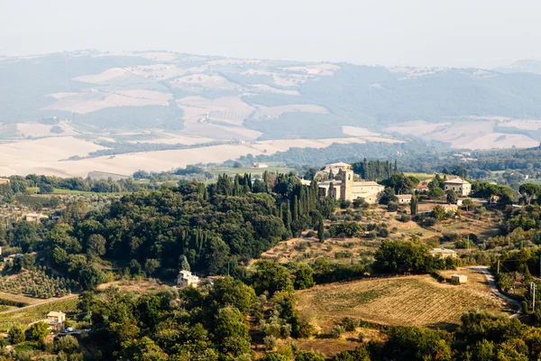 Flygfoto över vingårdar och fält nära montalcino, Toscana, det — Stockfoto