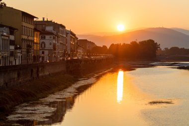güneş doğarken arno Nehri setin Floransa, Toskana, İtalya