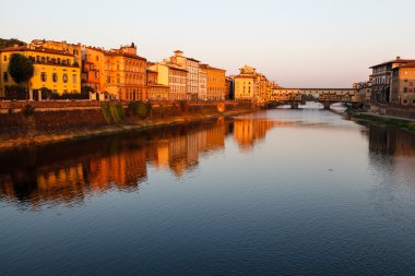 Ponte vecchio Köprüsü, sabah, Floransa'da arno Nehri boyunca ben