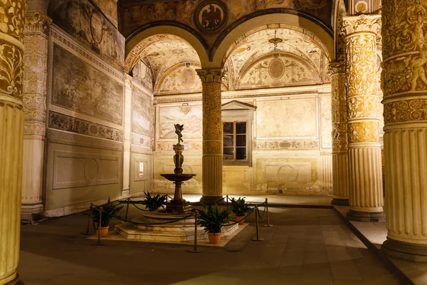 Rika interiören i Palazzo Vecchio (gamla palatset) en massiv Romanesq — Stockfoto