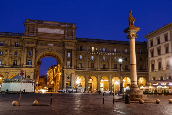 De kolom van overvloed op het piazza della repubblica in de mo — Stockfoto