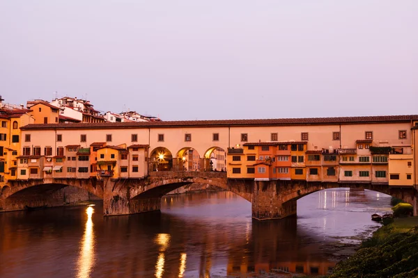 Ponte Vecchio Ponte Dall'altra parte del fiume Arno a Firenze al mattino, I — Foto Stock