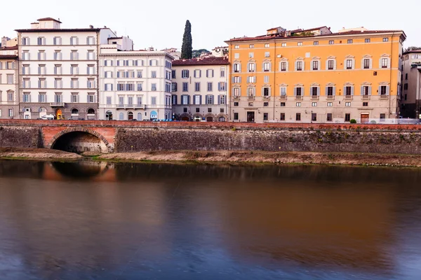 Набережная реки Арно в утреннем свете, Флоренция, Итал — стоковое фото