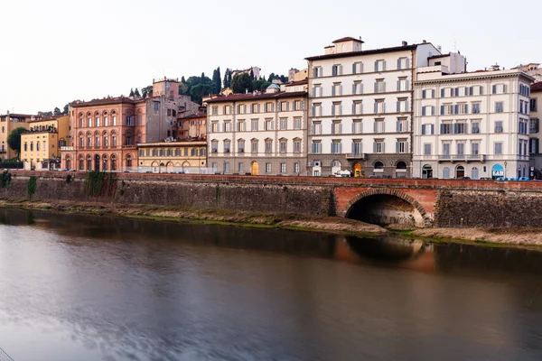 Arno Nehri setin içinde erken sabah ışık, Floransa, ital — Stok fotoğraf