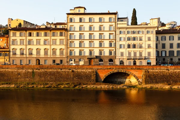 Nábřeží řeky Arno po východu slunce v Florencie, Toskánsko, Itálie — Stock fotografie