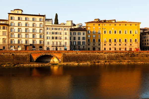 Arno Nehri set sunrise sonra Floransa, Toskana, İtalya — Stok fotoğraf