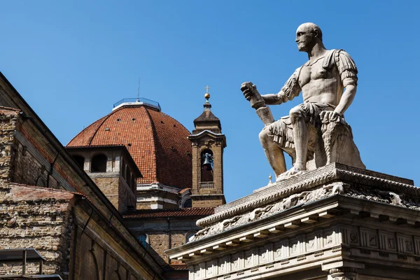 Staty av giovanni delle bande nere på piazza san lorenzo av bac — Stockfoto