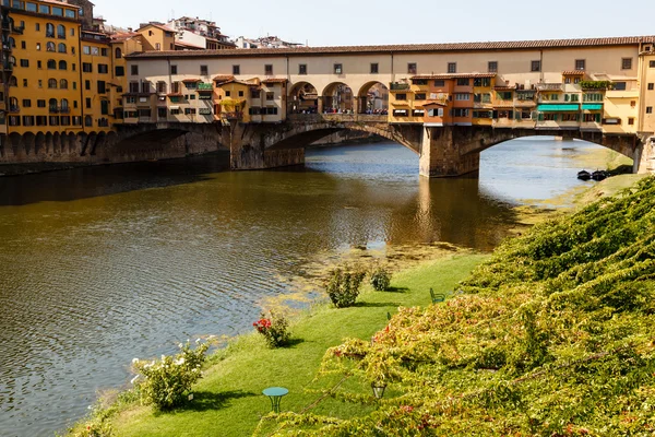 Most Ponte vecchio přes řeku arno ve Florencii na ráno, jsem — Stock fotografie