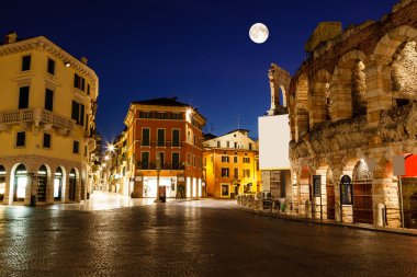 Dolunay yukarıda piazza sutyen ve antik Roma Amfi Tiyatro da ver