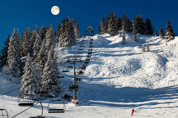 Volle maan boven rijden stoeltjeslift in Franse Alpen bergen, megev — Stockfoto