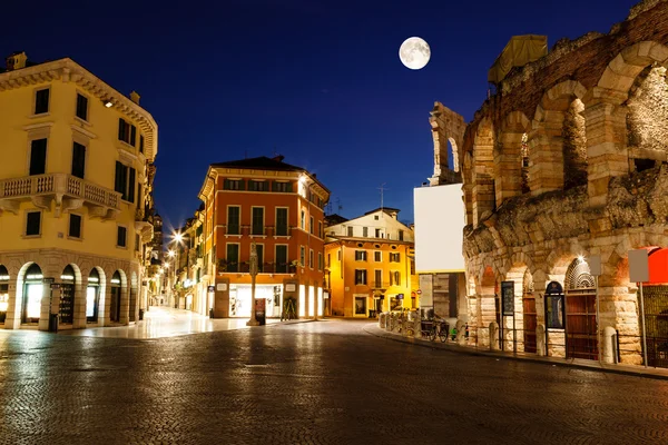 Πλήρες φεγγάρι πάνω από την piazza σουτιέν και το αρχαίο ρωμαϊκό αμφιθέατρο σε ver — Φωτογραφία Αρχείου