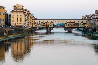 Ponte vecchio Köprüsü, sabah, Floransa'da arno Nehri boyunca ben