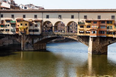 Ponte vecchio Köprüsü, sabah, Floransa'da arno Nehri boyunca ben