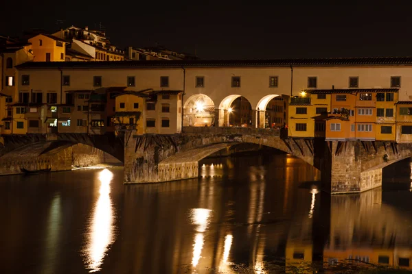 Noční pohled na ponte vecchio (starý most), ve Florencii, Itálie — Stock fotografie