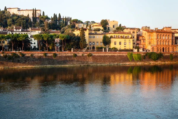 Arno River Embankment after Sunrise in Florence, Tuscany, Italy — Stock Photo, Image