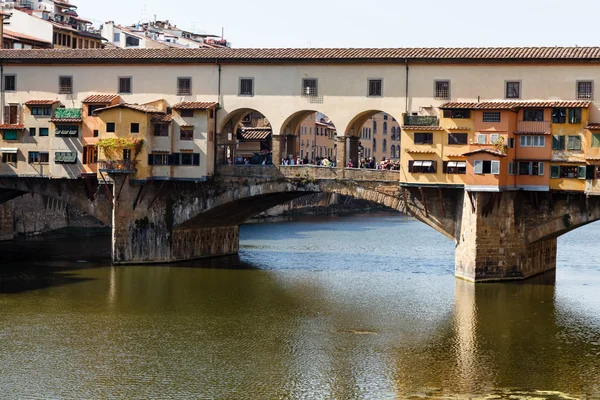 Most Ponte vecchio přes řeku arno ve Florencii na ráno, jsem — Stock fotografie