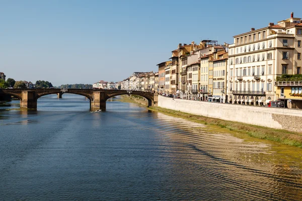 Nábřeží řeky Arno po východu slunce v Florencie, Toskánsko, Itálie — Stock fotografie