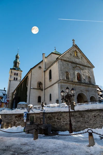 Luna piena sopra la chiesa medievale sulla piazza centrale di Megeve , — Foto Stock