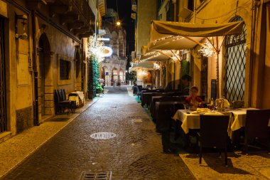 piazza sutyen Verona, vene kaldırım içinde açık Restoran