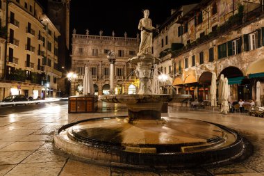 piazza delle erbe, gece, verona, ven üzerinde Meryem heykeli