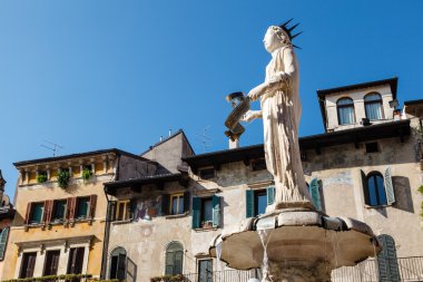 Çeşme ve piazza delle erbe Verona, üzerinde madonna'nın heykel v