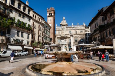Çeşme ve piazza delle erbe Verona, üzerinde madonna'nın heykel v