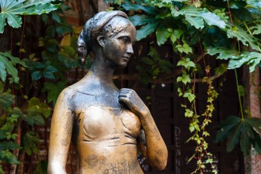 onun evin arka bahçesinde verona, veneto juliet capulet heykeli